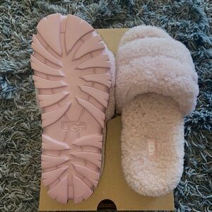 Cozetta Curly Pink Ugg Slippers. Size 7.